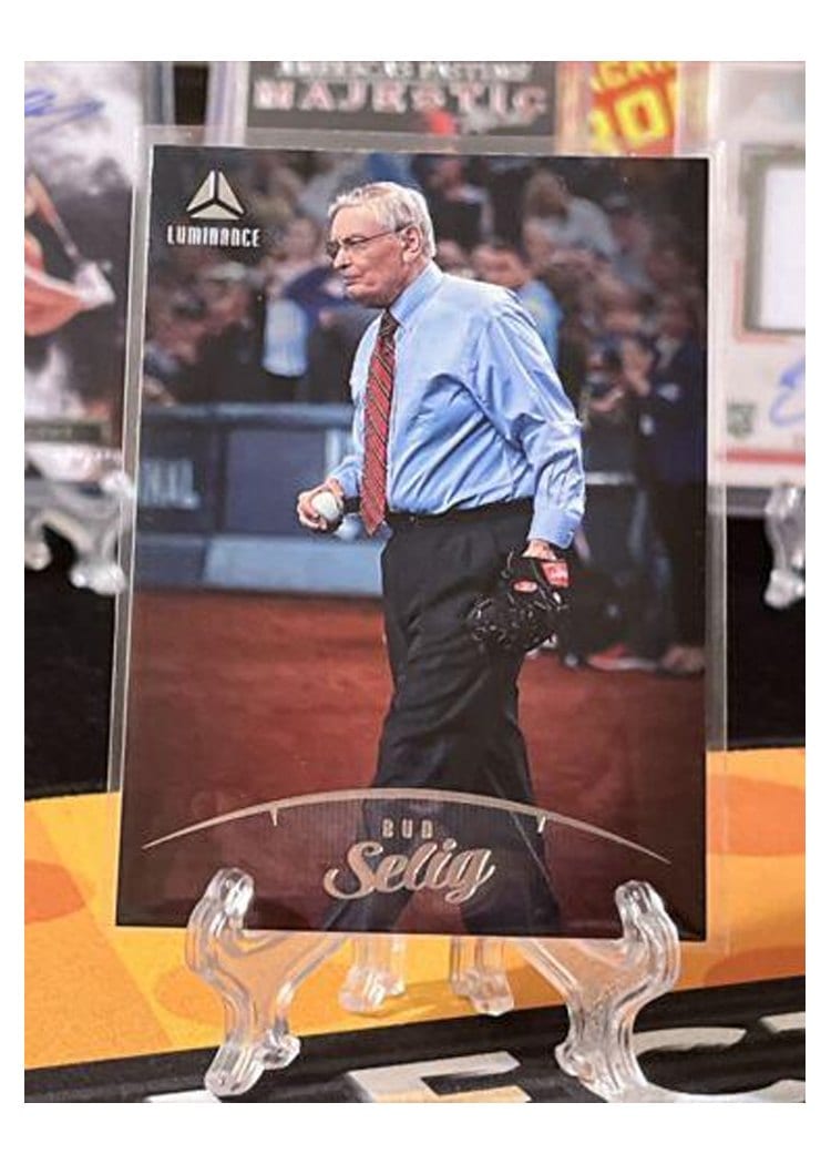 2023 Panini Chronicles Luminance Bud Selig #20 card