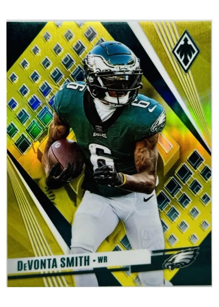 2023 Panini Phoenix Base Set DeVonta Smith SP Variation Gold #90 card