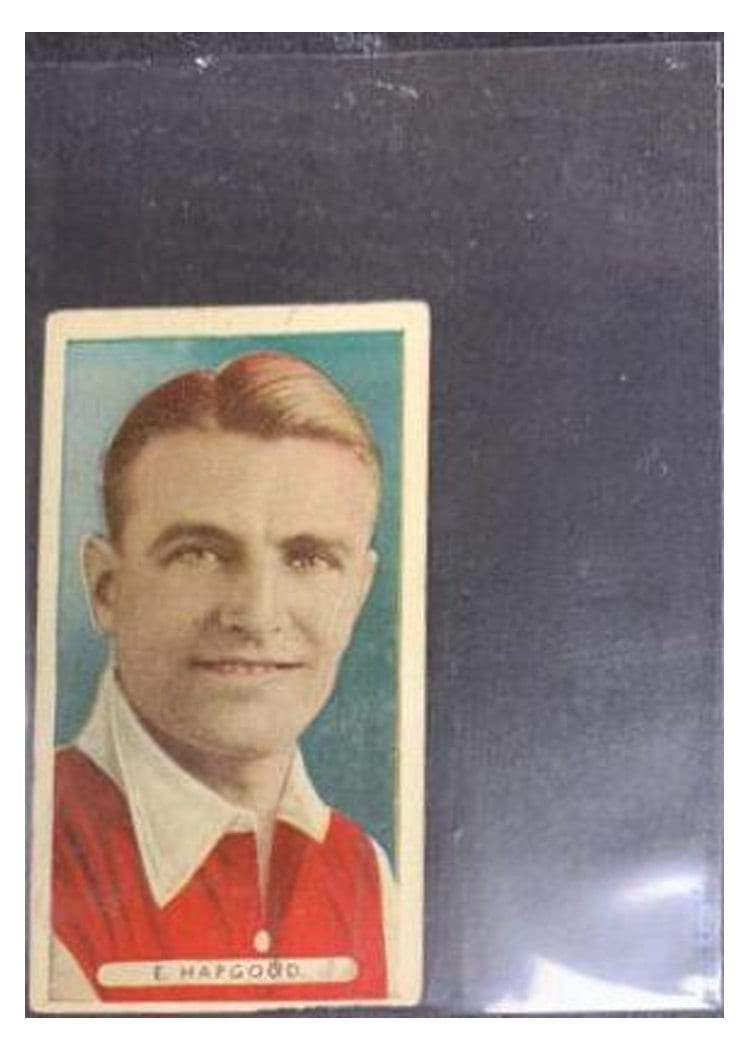 1934 Ardath Tobacco Famous Footballers E. Hapgood #49 card