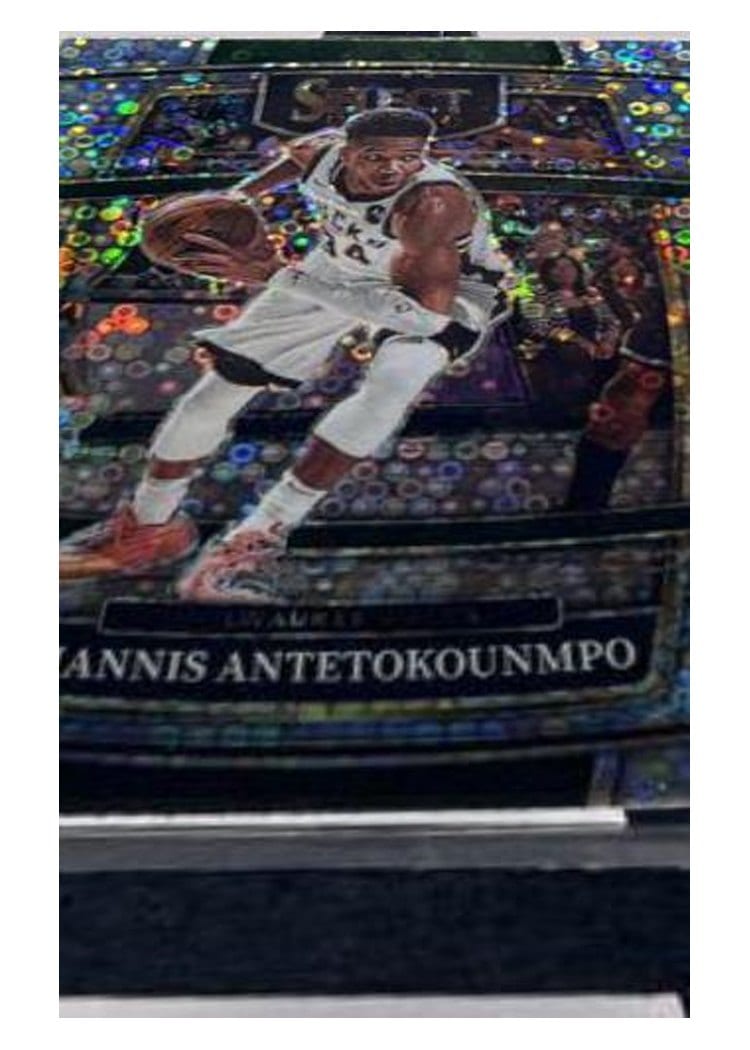 2021-22 Panini Select Base Set Giannis Antetokounmpo #35 card