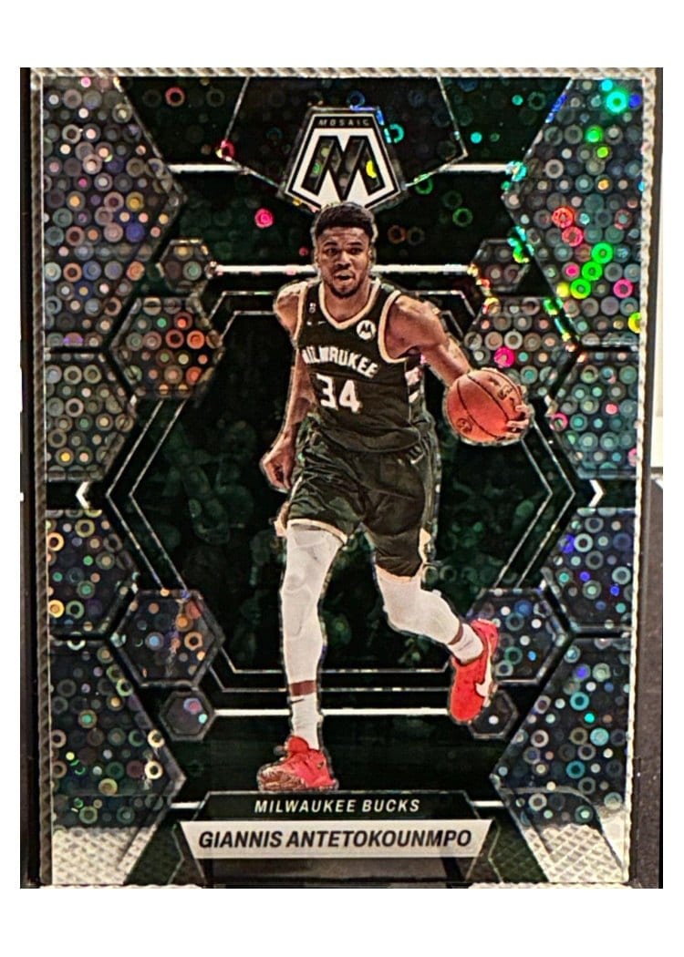 2022-23 Panini Mosaic Base Set Giannis Antetokounmpo #15 card