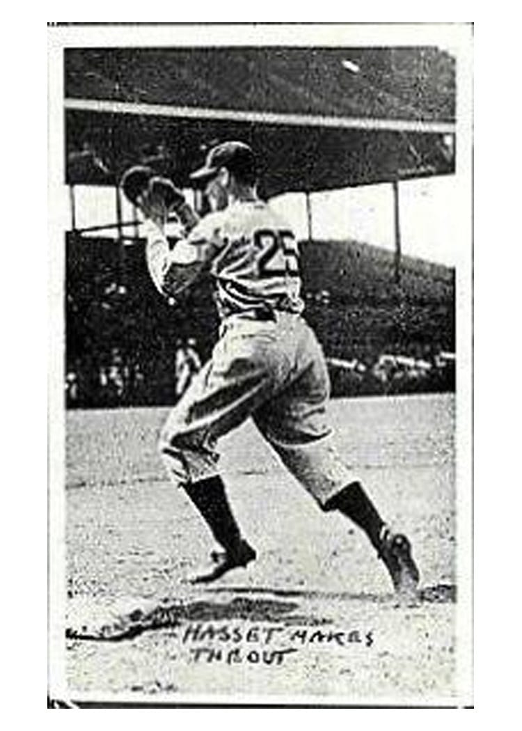 1936 National Chicle Fine Pens Hasset Makes the Out card