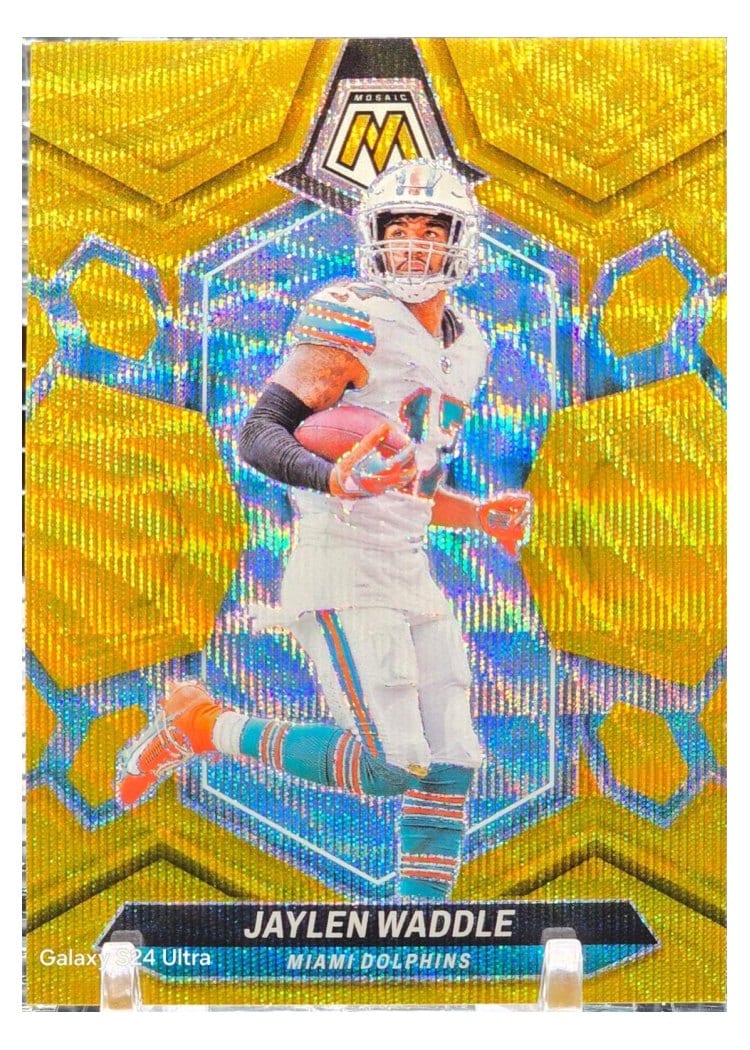 2024 Panini Mosaic Base Set Jaylen Waddle Gold Wave #138 card