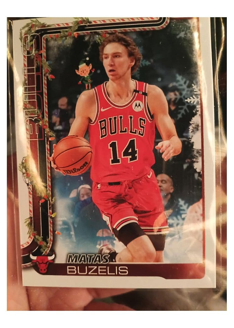 2025-26 Topps Holiday Hidden Elf Matas Buzelis #HE-MB card